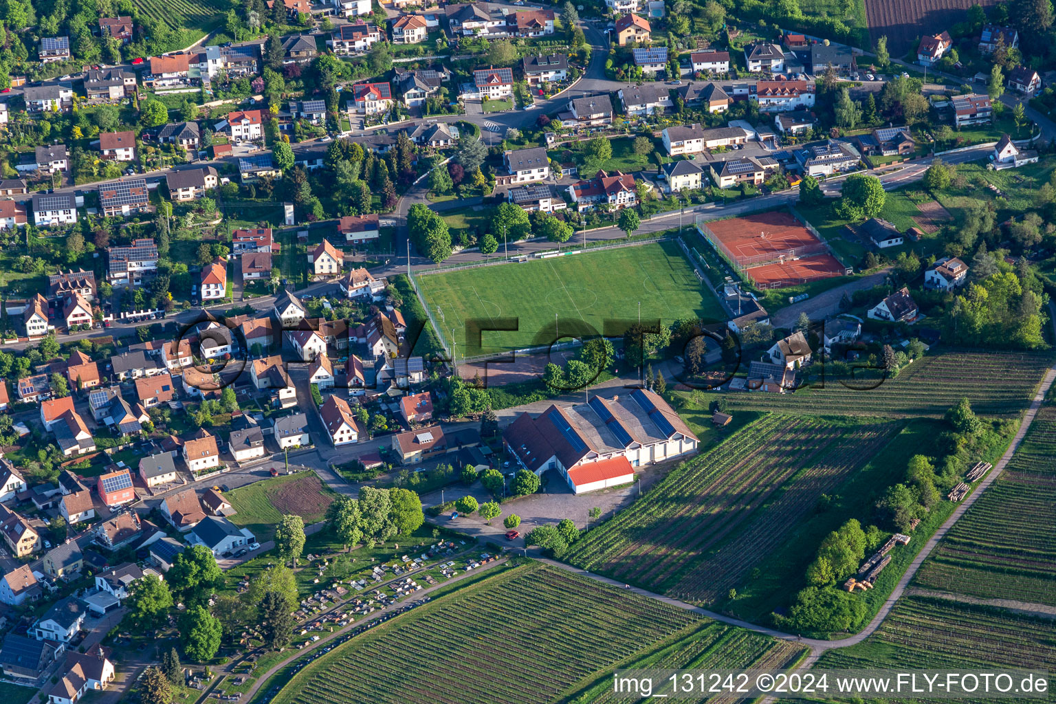 Vue aérienne de TuS Albersweiler 1982 eV et Löwensteinhalle à Albersweiler dans le département Rhénanie-Palatinat, Allemagne