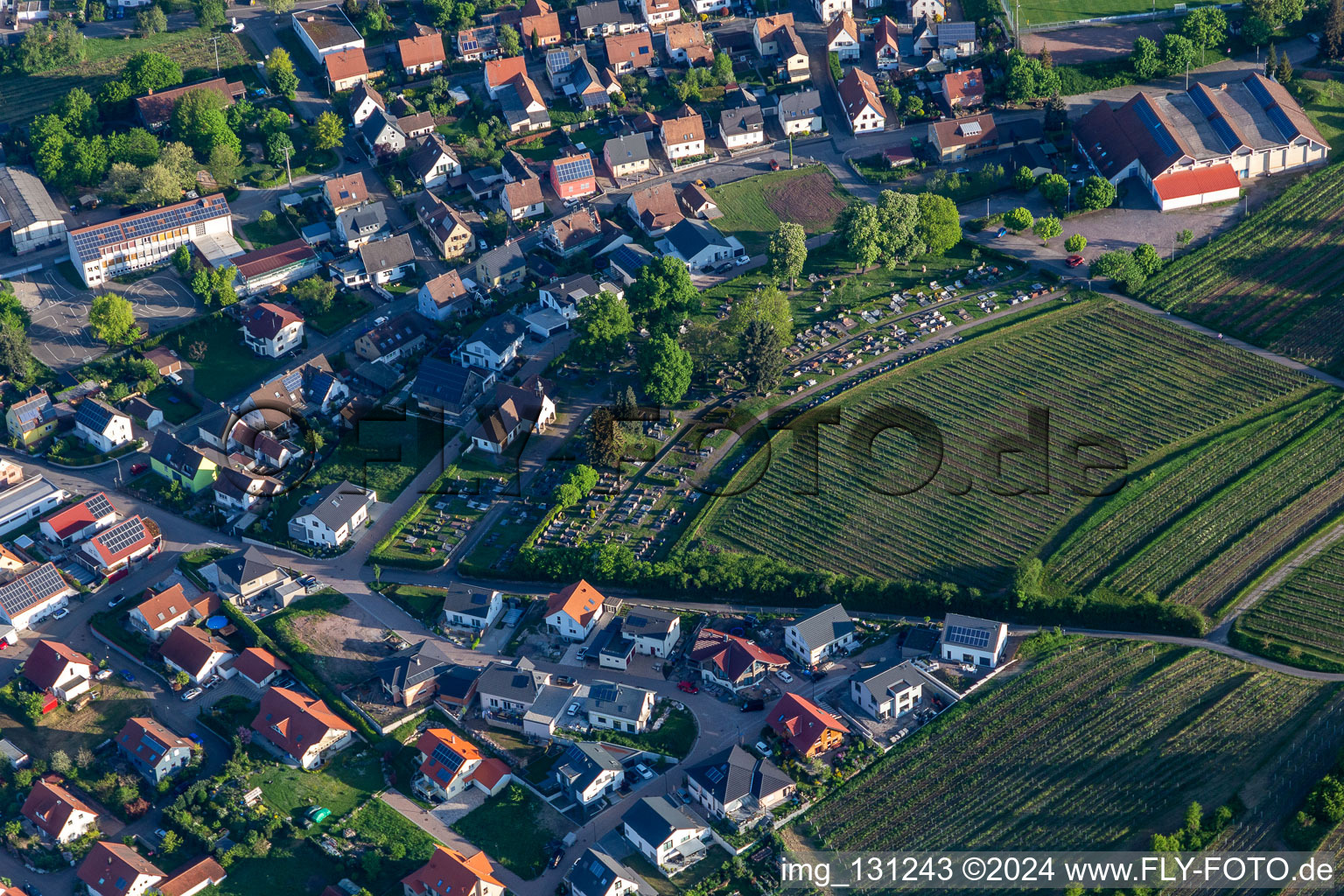 Vue aérienne de Cimetière à Albersweiler dans le département Rhénanie-Palatinat, Allemagne