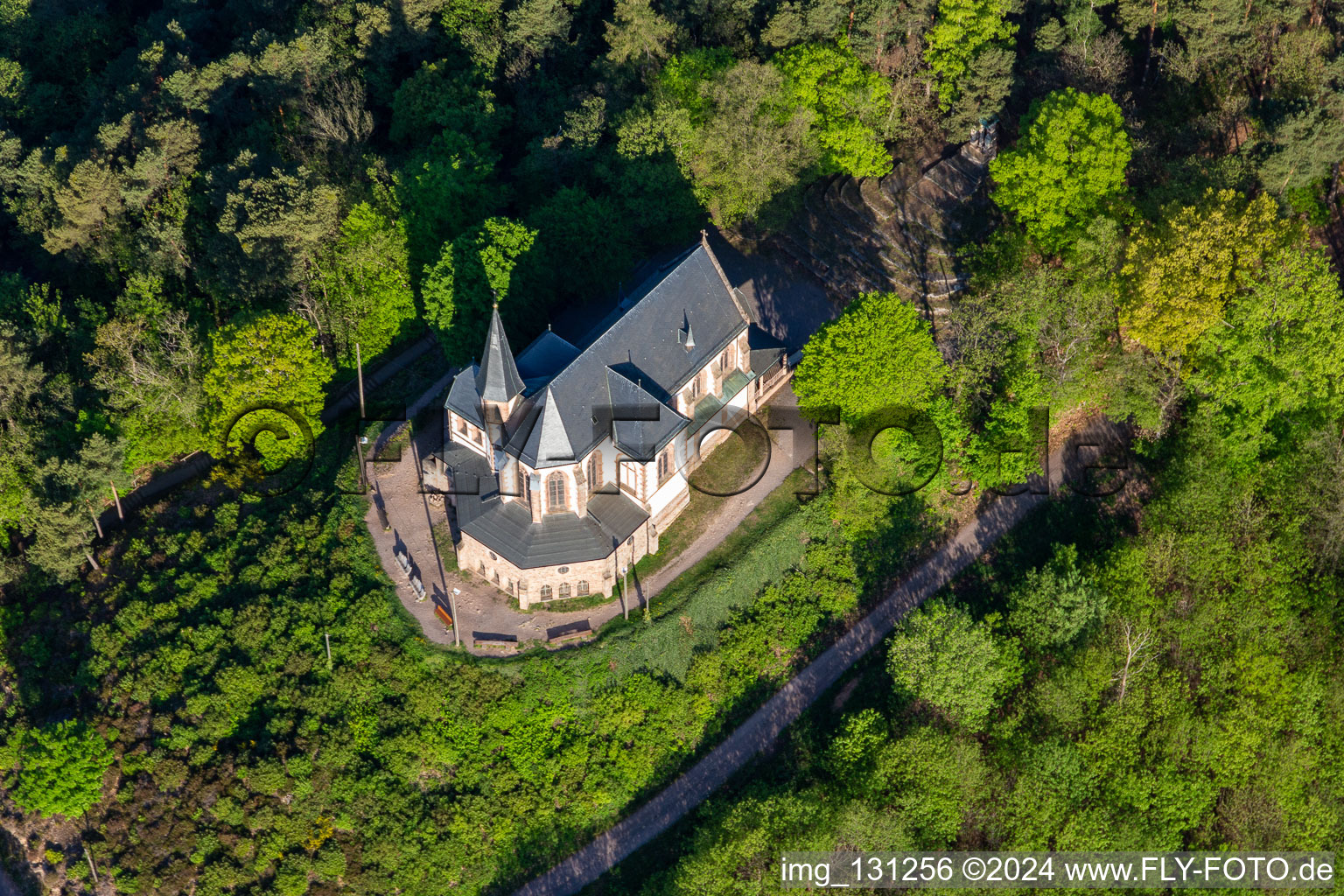 Vue aérienne de Chapelle Sainte-Anne à Burrweiler dans le département Rhénanie-Palatinat, Allemagne