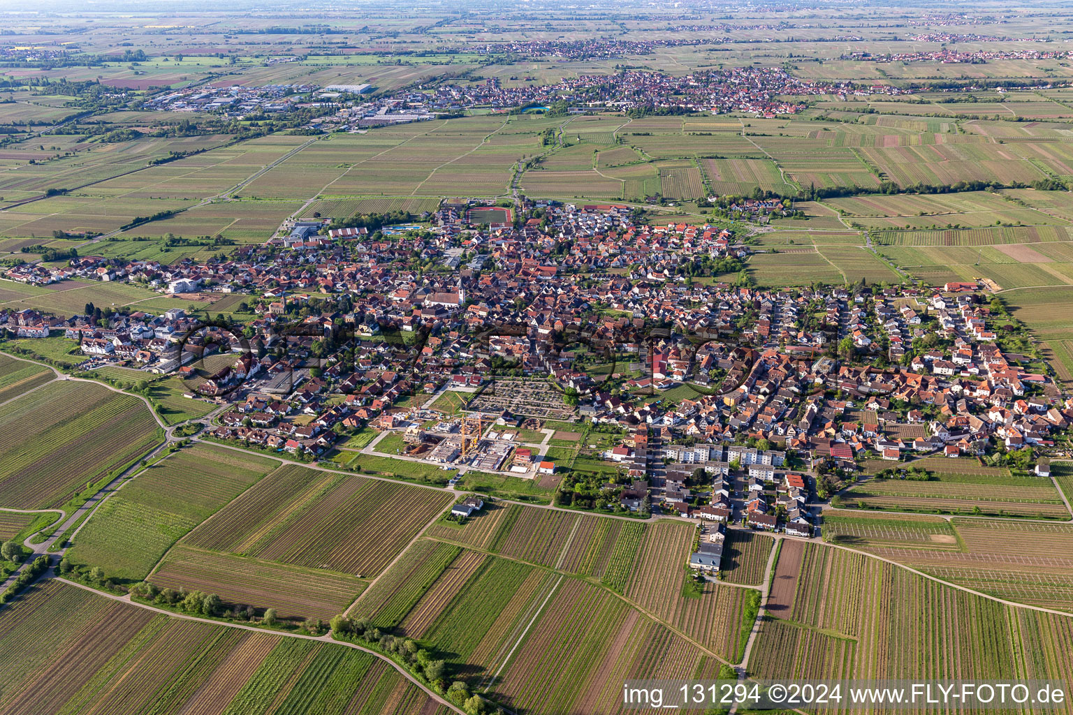 Maikammer dans le département Rhénanie-Palatinat, Allemagne vu d'un drone