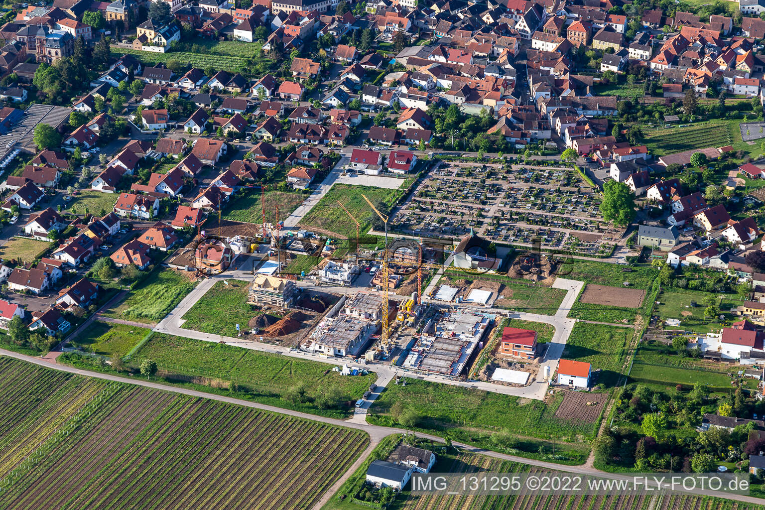 Vue aérienne de Cimetière à Maikammer dans le département Rhénanie-Palatinat, Allemagne