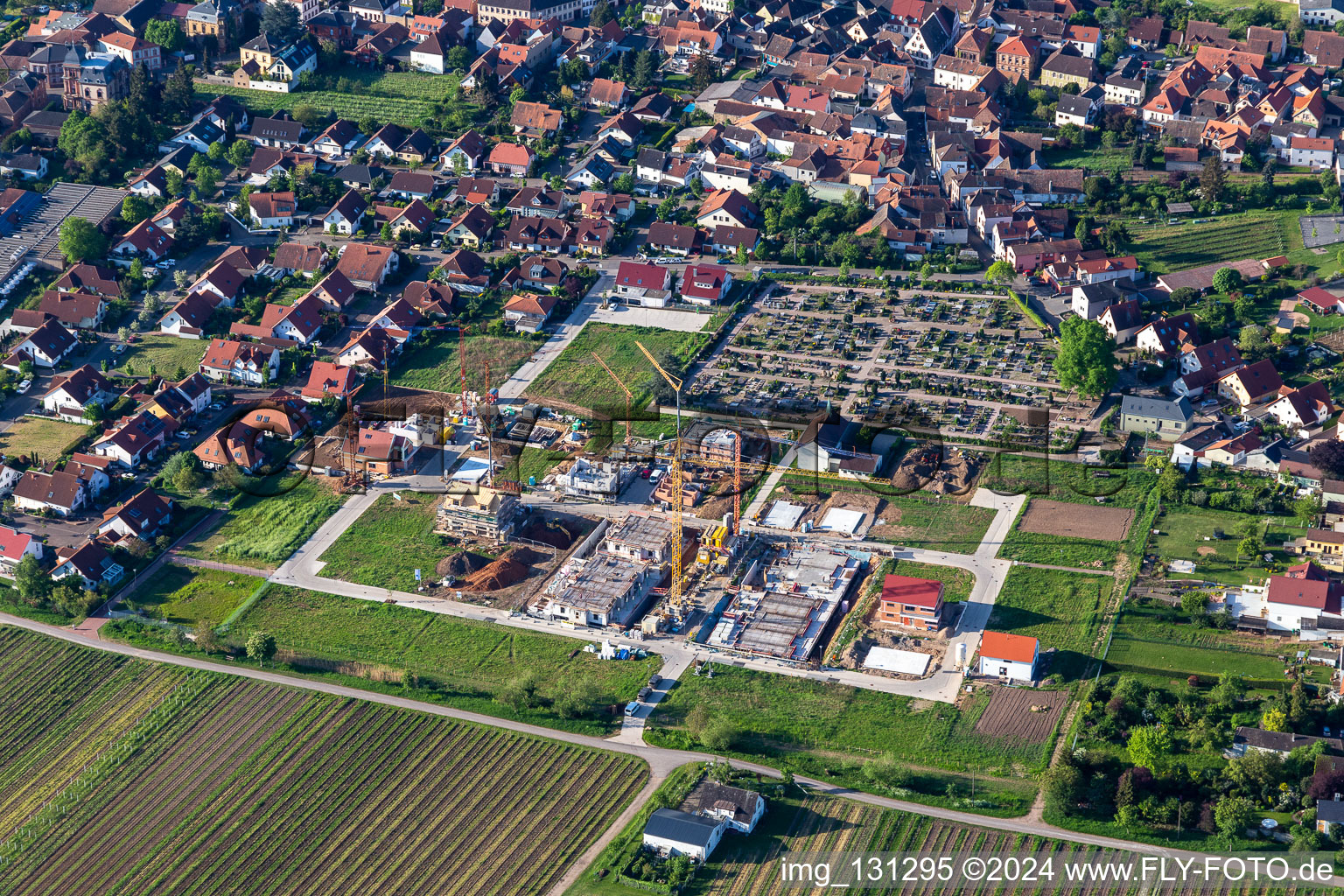 Vue aérienne de Cimetière à Maikammer dans le département Rhénanie-Palatinat, Allemagne