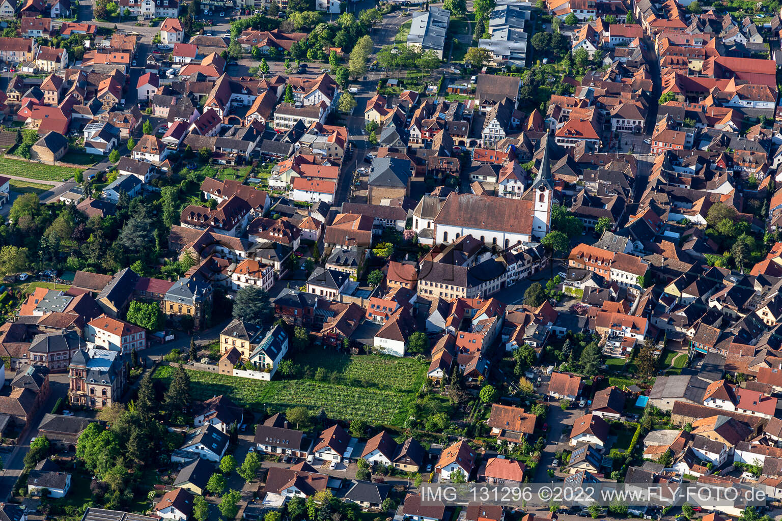 Vue aérienne de Maikammer dans le département Rhénanie-Palatinat, Allemagne