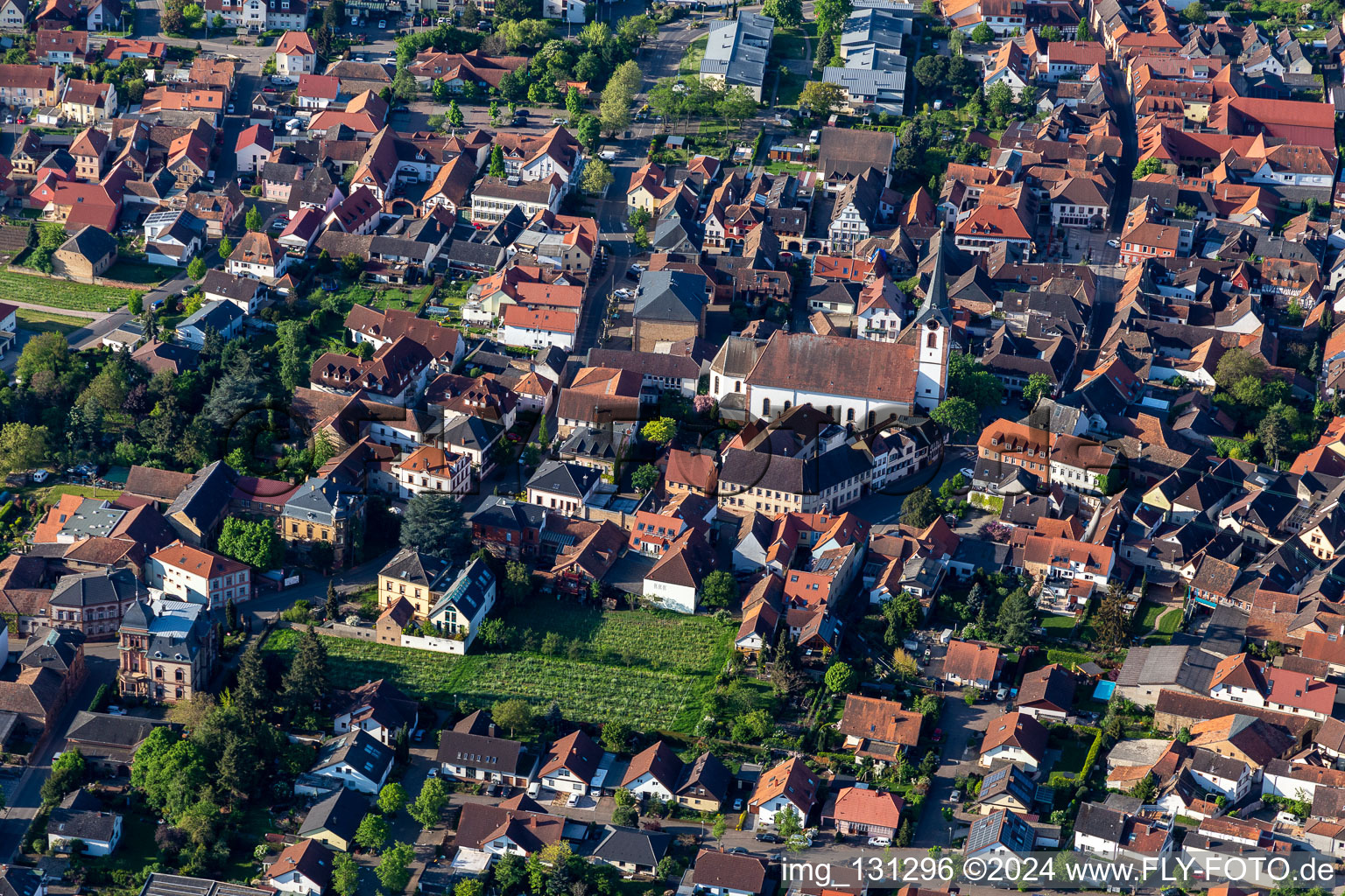 Vue aérienne de Maikammer dans le département Rhénanie-Palatinat, Allemagne