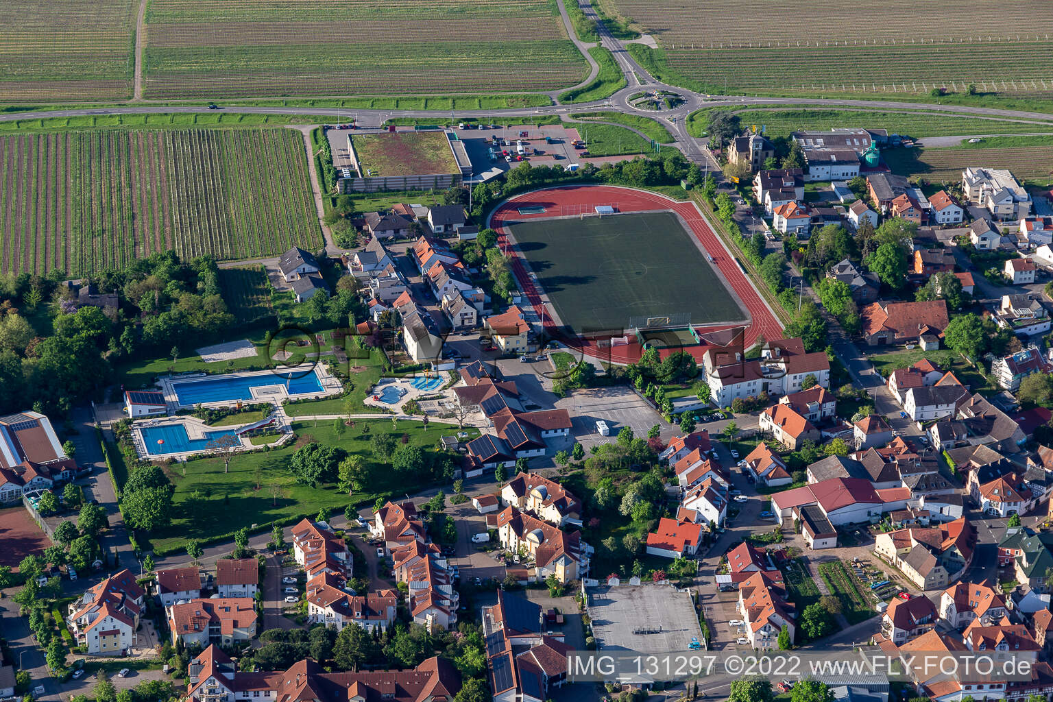 Vue aérienne de Piscine extérieure / piscine TuS Maikammer 1920 eV Kalmitbad à Maikammer dans le département Rhénanie-Palatinat, Allemagne