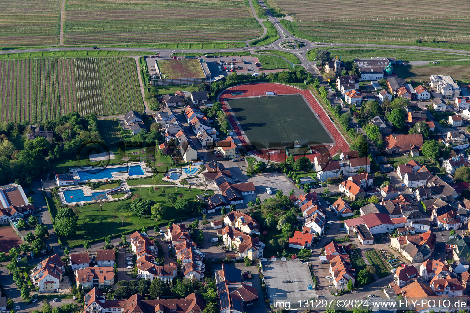 Vue aérienne de Piscine extérieure / piscine TuS Maikammer 1920 eV Kalmitbad à Maikammer dans le département Rhénanie-Palatinat, Allemagne