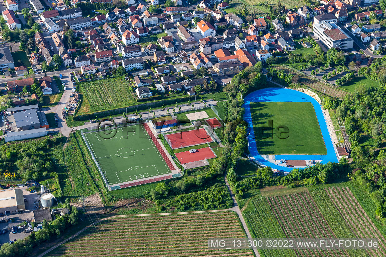 Vue aérienne de Terrain de sport du stade Edenkoben Weinstraße à Maikammer dans le département Rhénanie-Palatinat, Allemagne