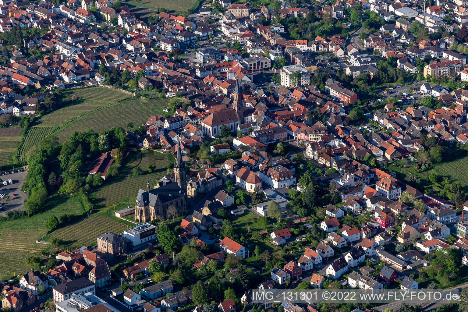 Vue aérienne de Kirchberg à Edenkoben dans le département Rhénanie-Palatinat, Allemagne