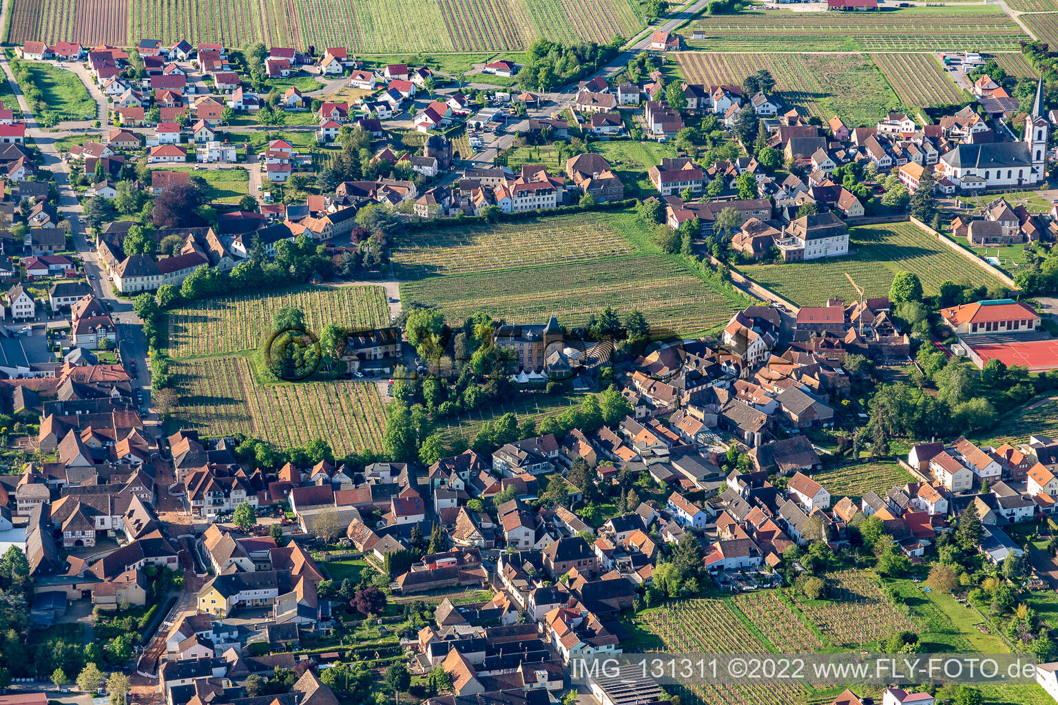 Vue aérienne de Hôtel Schloß Edesheim, hôtels privés Dr. Lohbeck GmbH & Co. KG à Edesheim dans le département Rhénanie-Palatinat, Allemagne