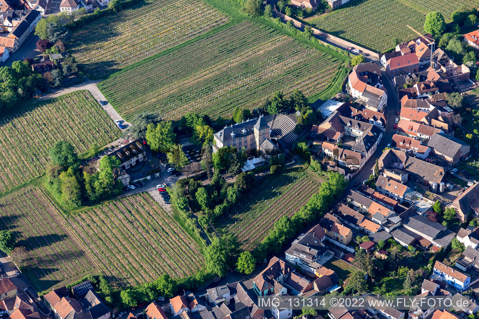 Vue oblique de Hôtel Schloß Edesheim, hôtels privés Dr. Lohbeck GmbH & Co. KG à Edesheim dans le département Rhénanie-Palatinat, Allemagne