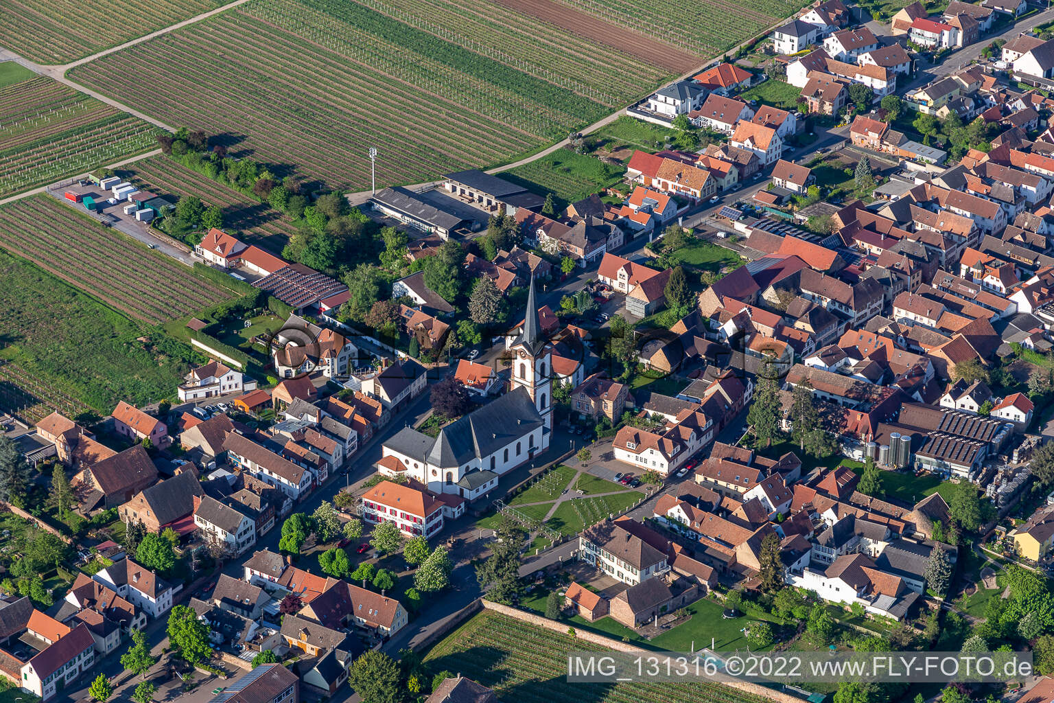 Vue aérienne de Bureau paroissial catholique de Saint-Pierre et Paul à Edesheim dans le département Rhénanie-Palatinat, Allemagne