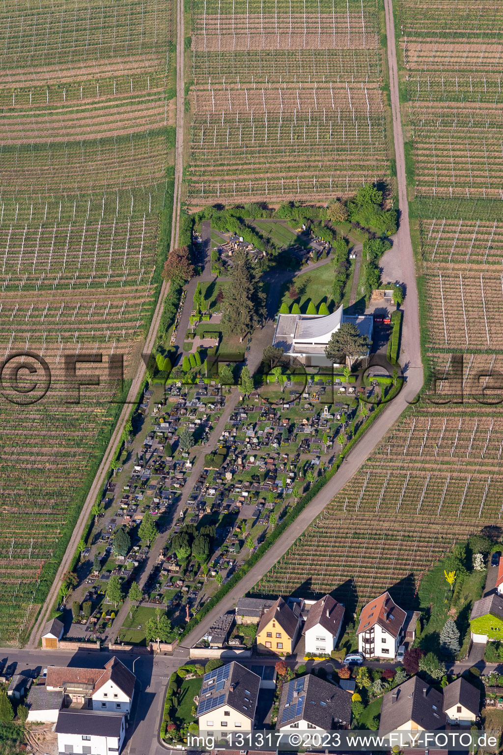 Vue aérienne de Cimetière à Edesheim dans le département Rhénanie-Palatinat, Allemagne