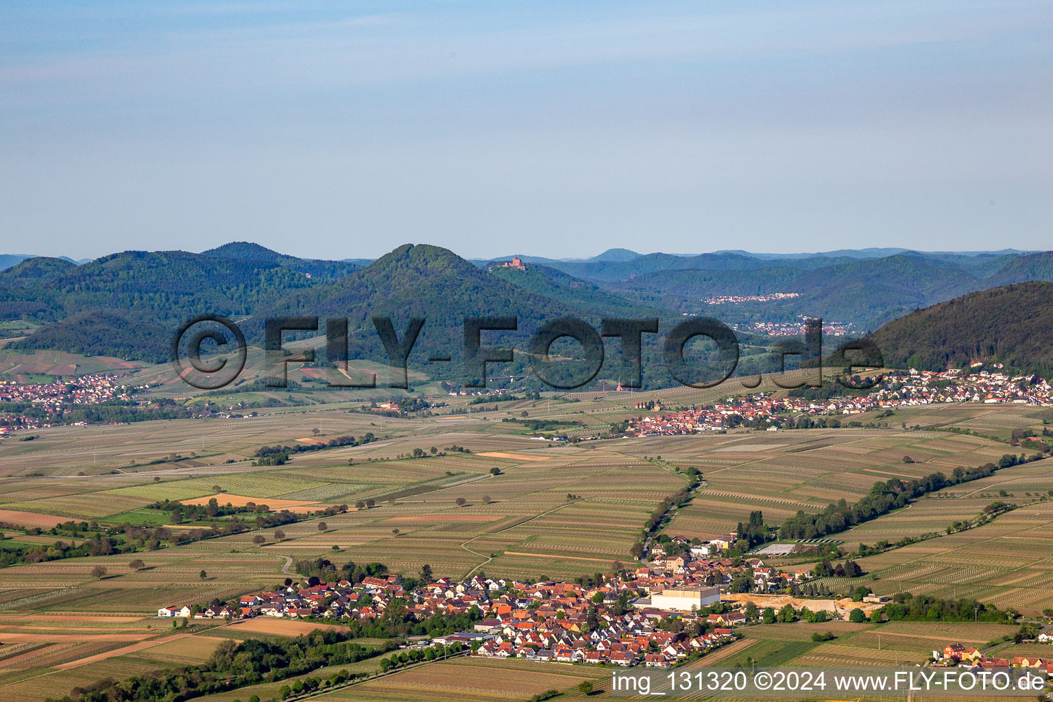 Böchingen dans le département Rhénanie-Palatinat, Allemagne du point de vue du drone