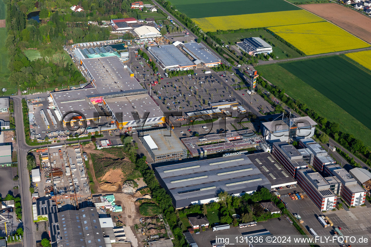 Vue aérienne de Quincaillerie Hornbach à Bornheim dans le département Rhénanie-Palatinat, Allemagne