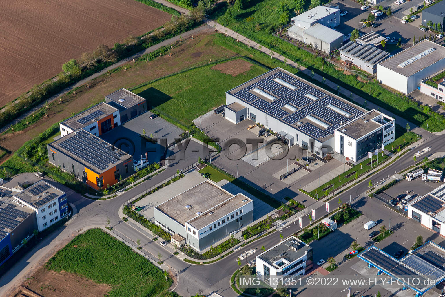 Vue aérienne de Caratec GmbH Leissing Druckveredelung GmbH & Co. KG à le quartier Queichheim in Landau in der Pfalz dans le département Rhénanie-Palatinat, Allemagne