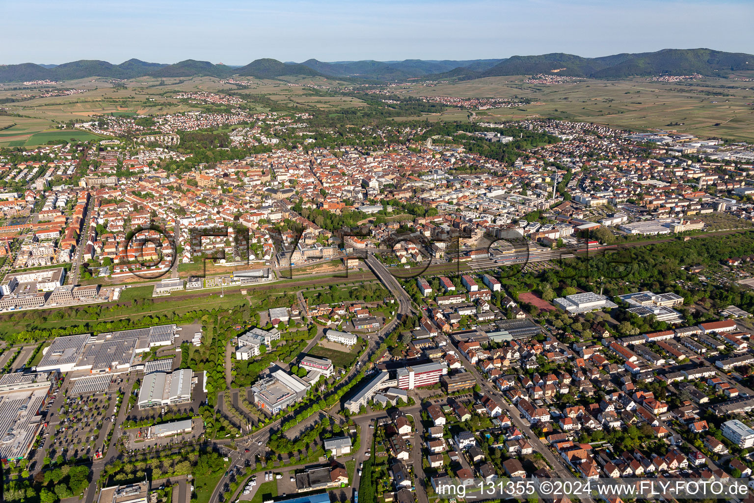 Landau in der Pfalz dans le département Rhénanie-Palatinat, Allemagne du point de vue du drone