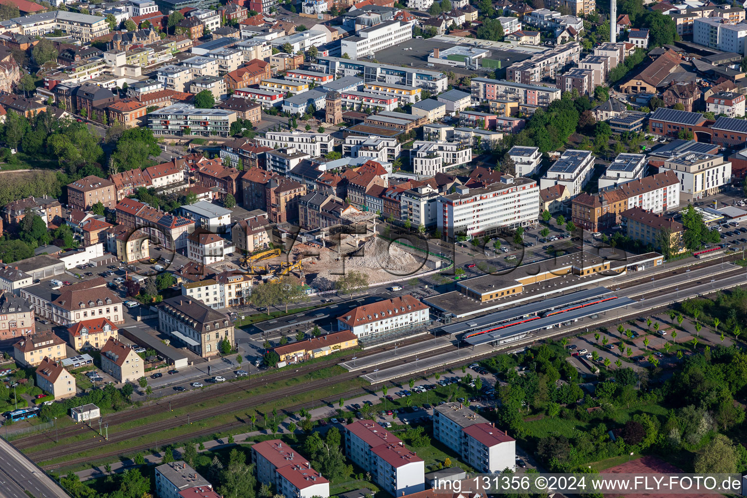 Vue aérienne de Gare et grand magasin démolis à Landau in der Pfalz dans le département Rhénanie-Palatinat, Allemagne