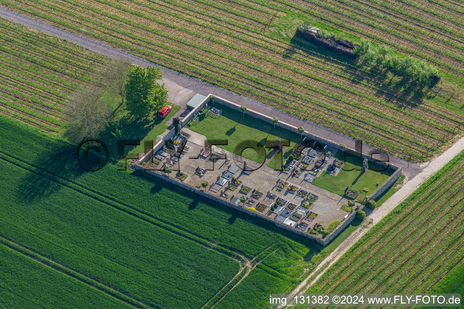 Vue aérienne de Cimetière à le quartier Kleinsteinfeld in Niederotterbach dans le département Rhénanie-Palatinat, Allemagne