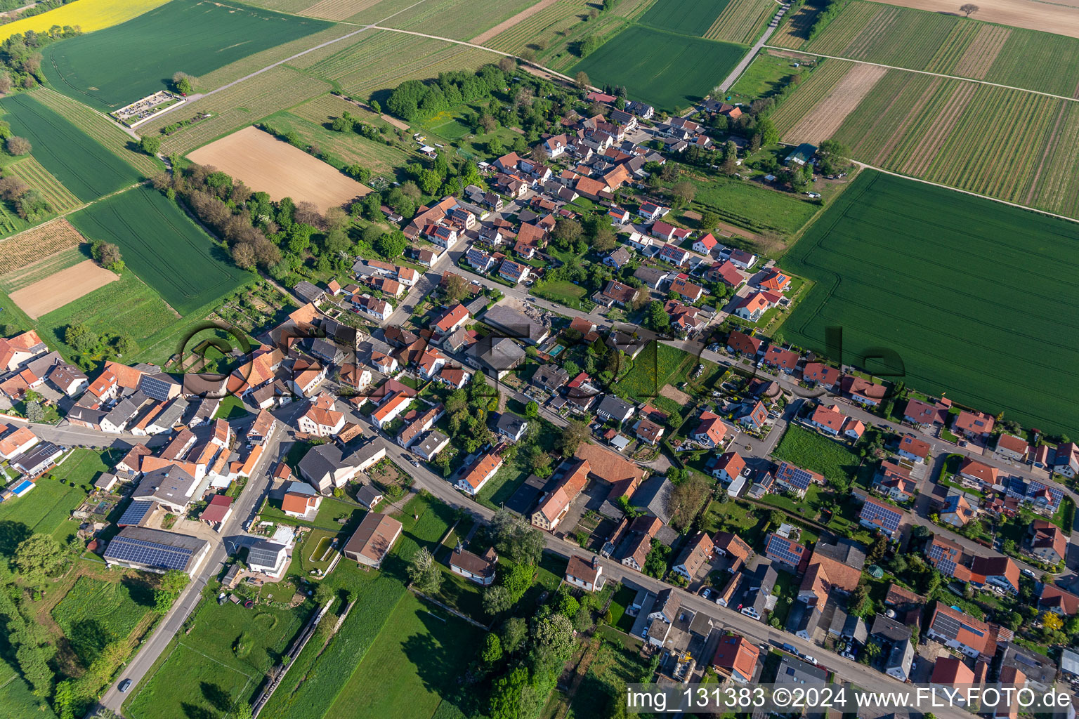 Quartier Kleinsteinfeld in Niederotterbach dans le département Rhénanie-Palatinat, Allemagne du point de vue du drone