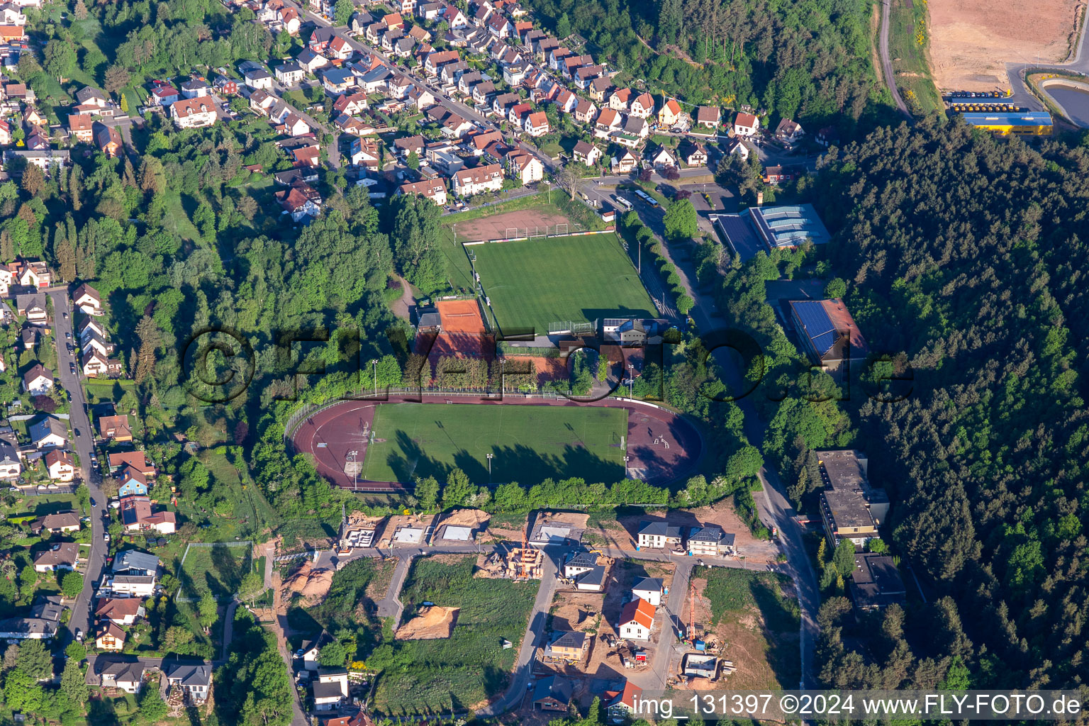 Vue aérienne de Club de football SC 1919 Hauenstein à Hauenstein dans le département Rhénanie-Palatinat, Allemagne