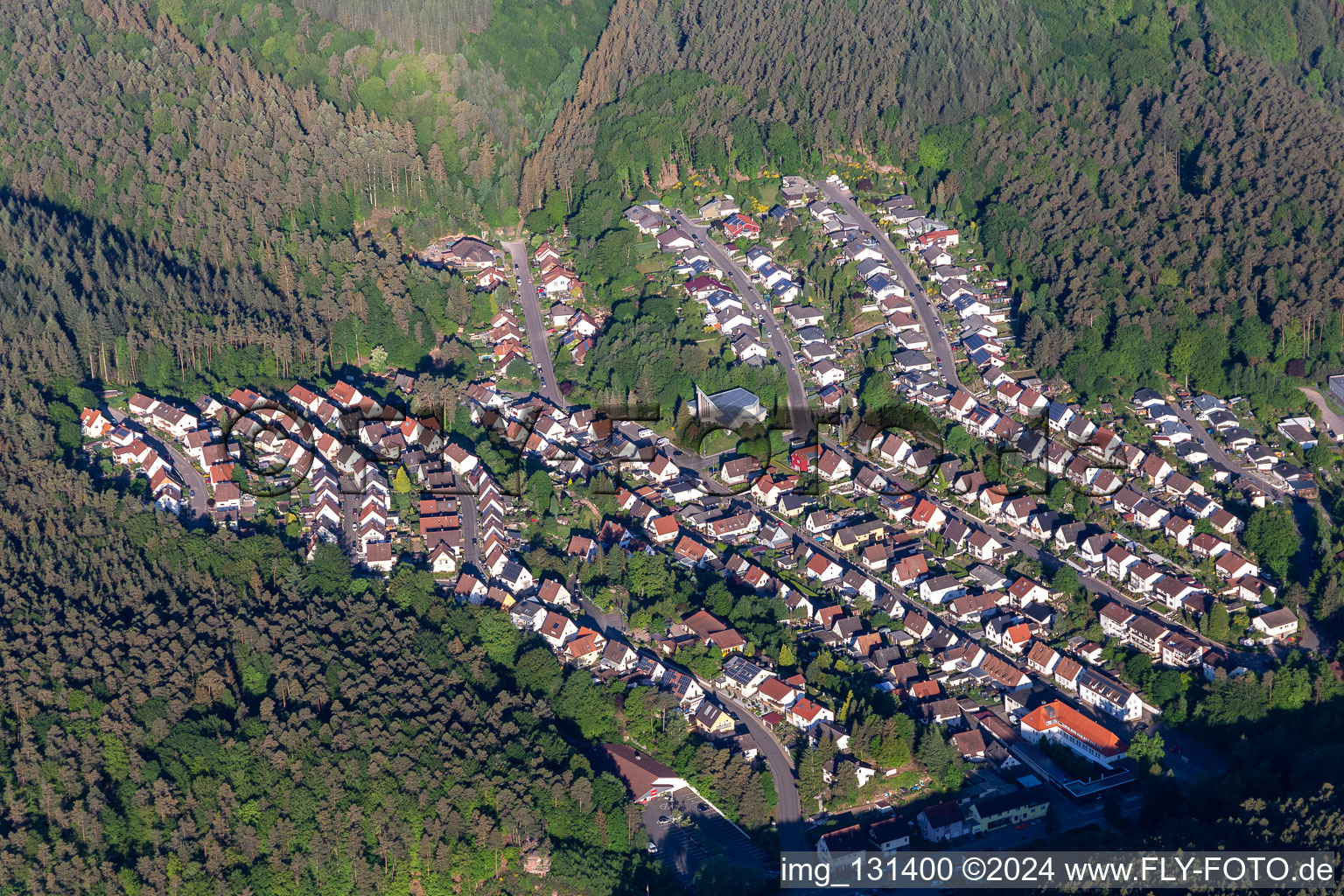 Hauenstein dans le département Rhénanie-Palatinat, Allemagne depuis l'avion