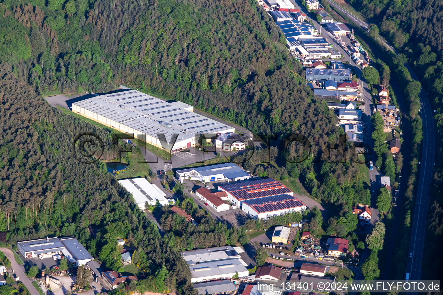 Vue aérienne de Usine Schumacher Packaging GmbH Hauenstein à Hauenstein dans le département Rhénanie-Palatinat, Allemagne