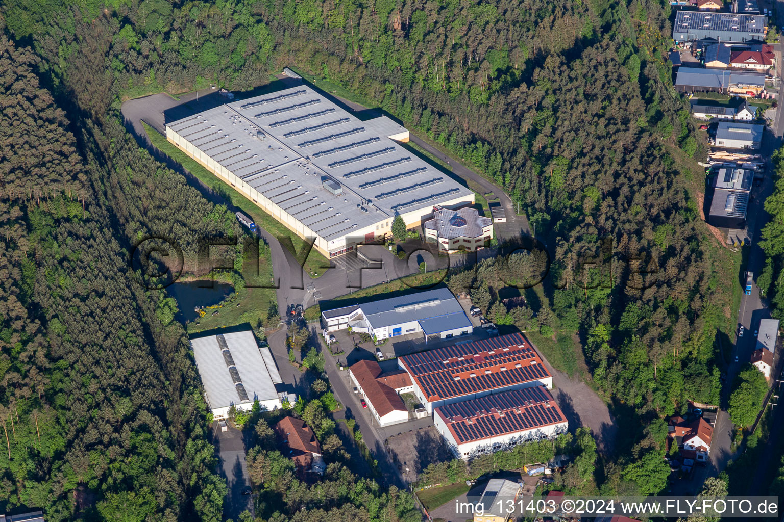 Vue aérienne de Usine Schumacher Packaging GmbH Hauenstein à Hauenstein dans le département Rhénanie-Palatinat, Allemagne