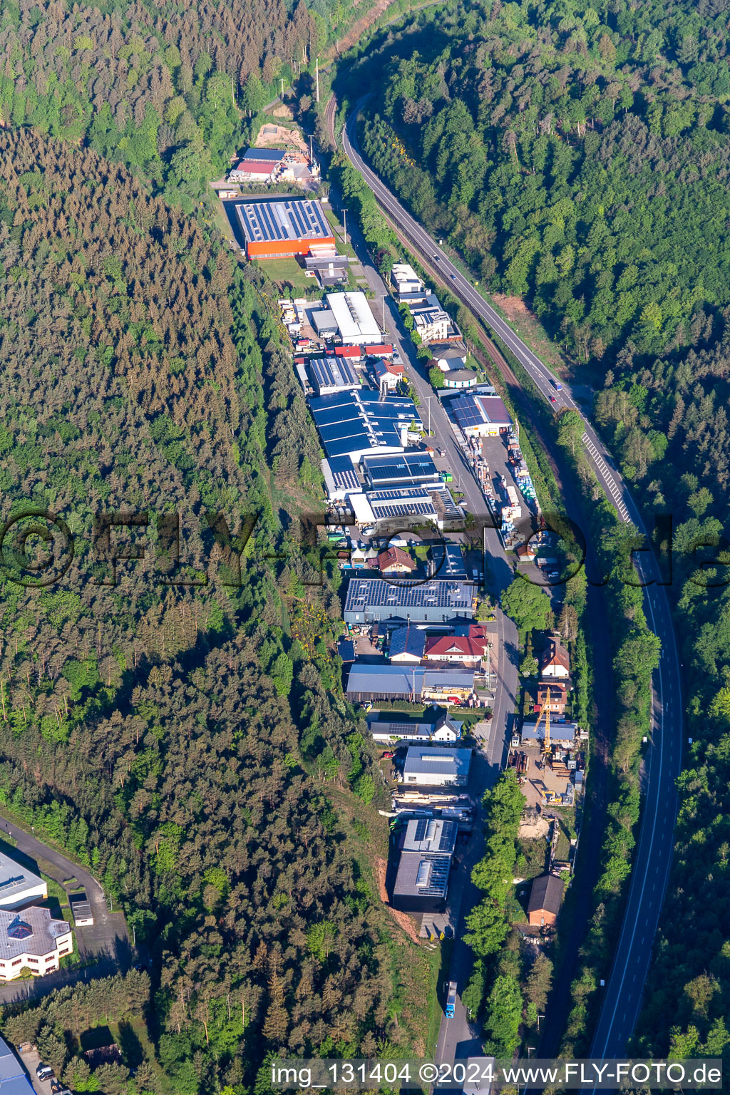 Vue aérienne de Zone industrielle sur l'ancienne route fédérale à Hauenstein dans le département Rhénanie-Palatinat, Allemagne