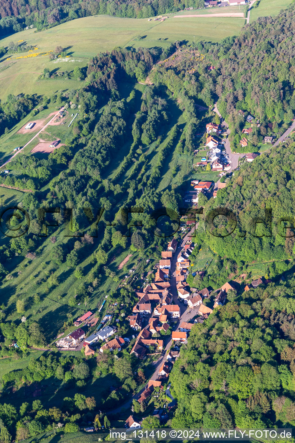 Oberschlettenbach dans le département Rhénanie-Palatinat, Allemagne du point de vue du drone