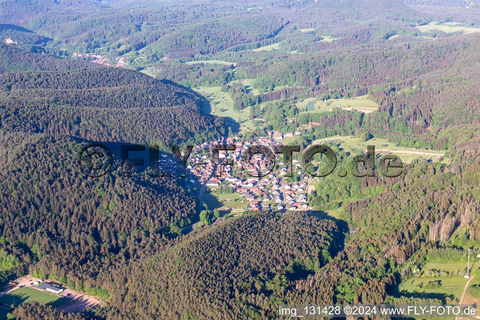 Vorderweidenthal dans le département Rhénanie-Palatinat, Allemagne du point de vue du drone