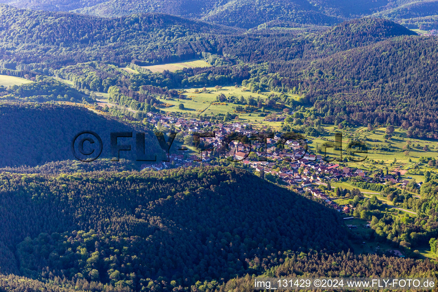 Birkenhördt dans le département Rhénanie-Palatinat, Allemagne du point de vue du drone