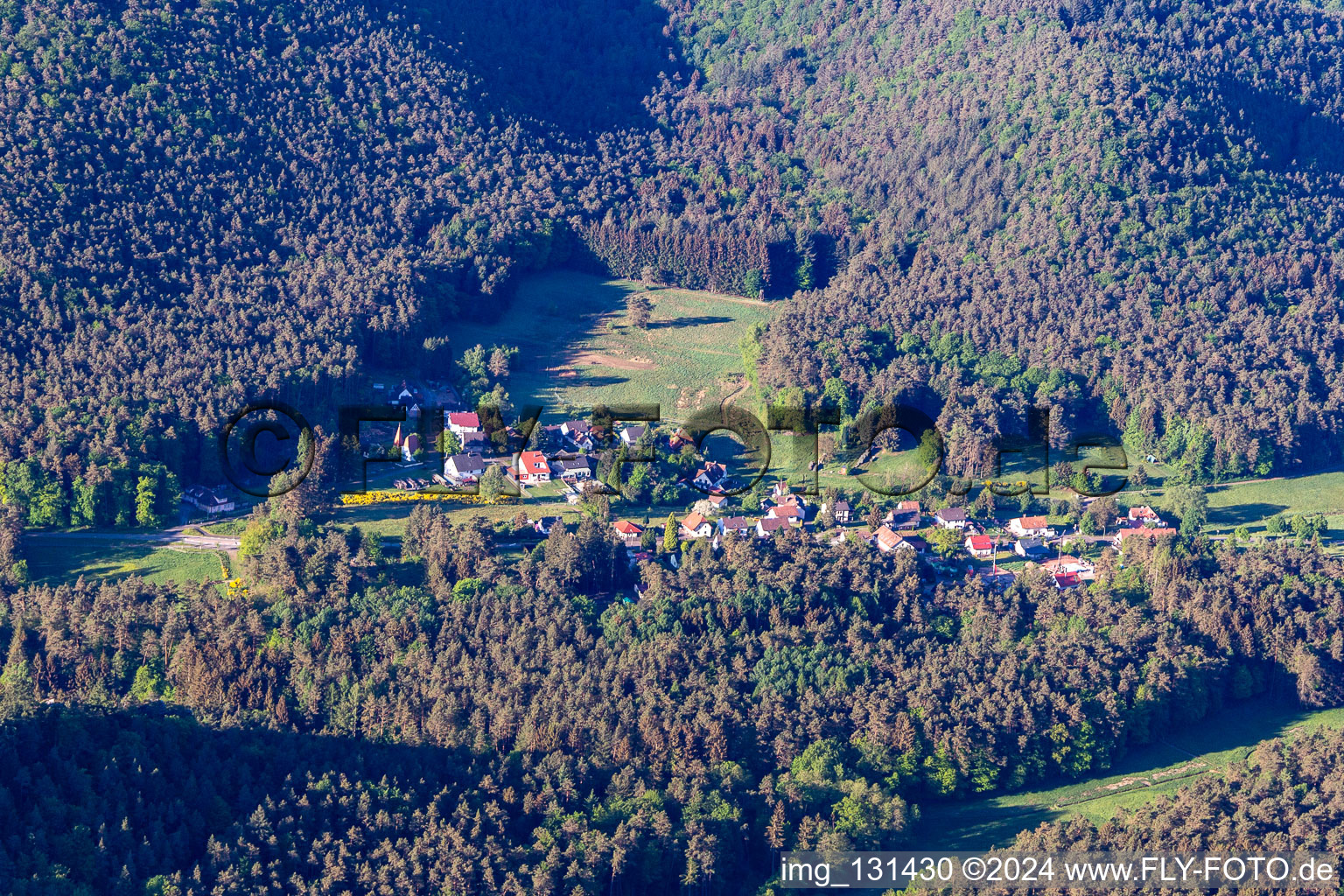 Vue oblique de Quartier Lauterschwan in Erlenbach bei Dahn dans le département Rhénanie-Palatinat, Allemagne