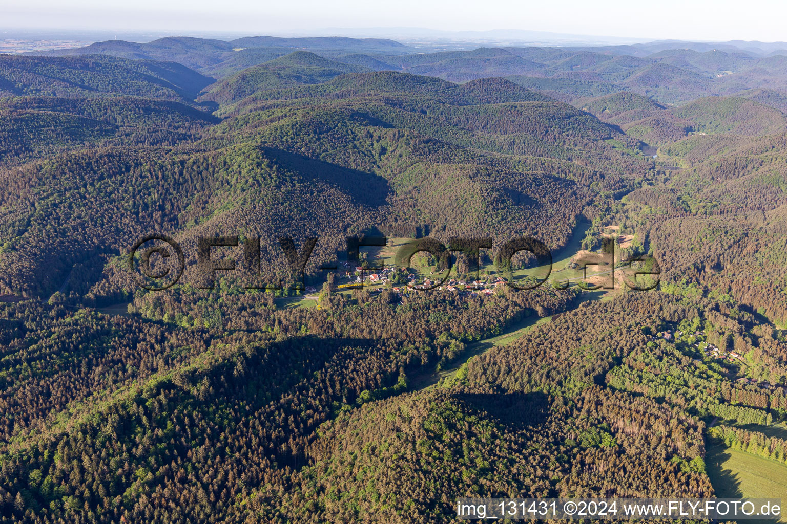 Vue aérienne de Lauterschwan à Vorderweidenthal dans le département Rhénanie-Palatinat, Allemagne