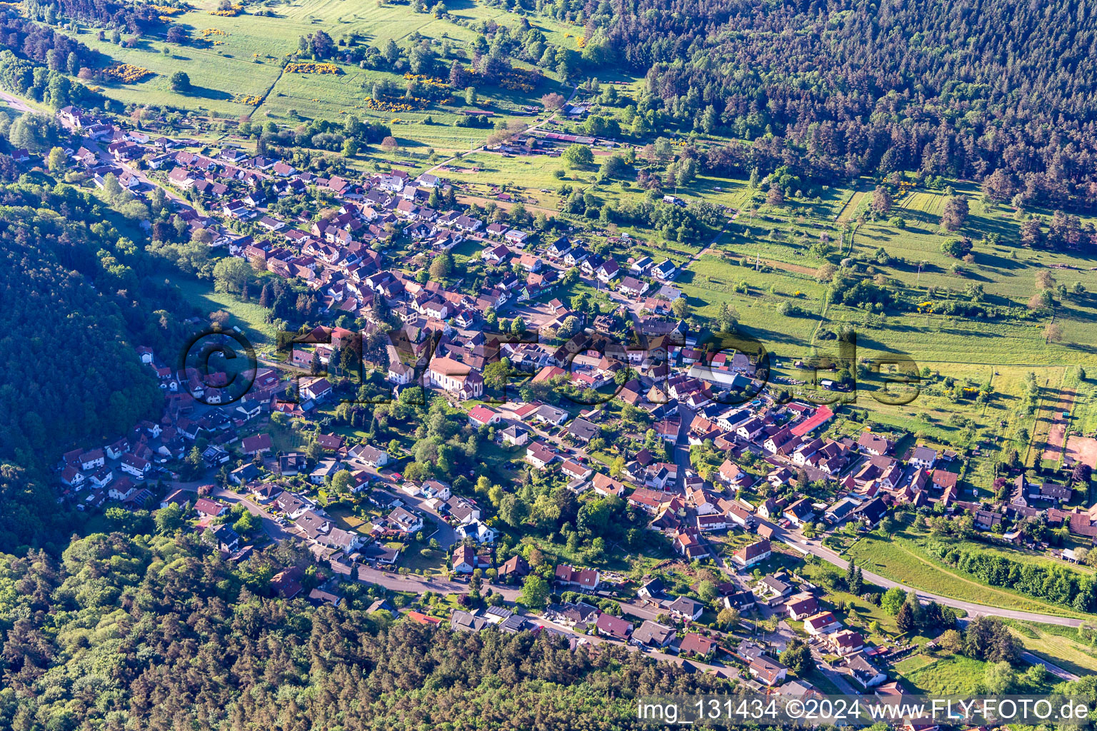 Birkenhördt dans le département Rhénanie-Palatinat, Allemagne d'un drone