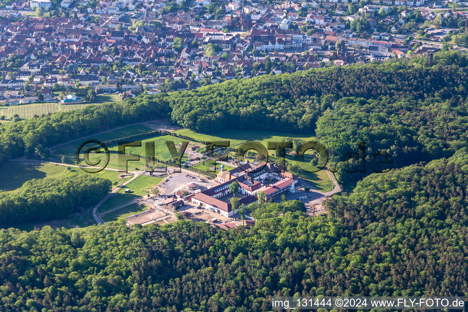 Vue aérienne de Liebfrauenberg à Bad Bergzabern dans le département Rhénanie-Palatinat, Allemagne