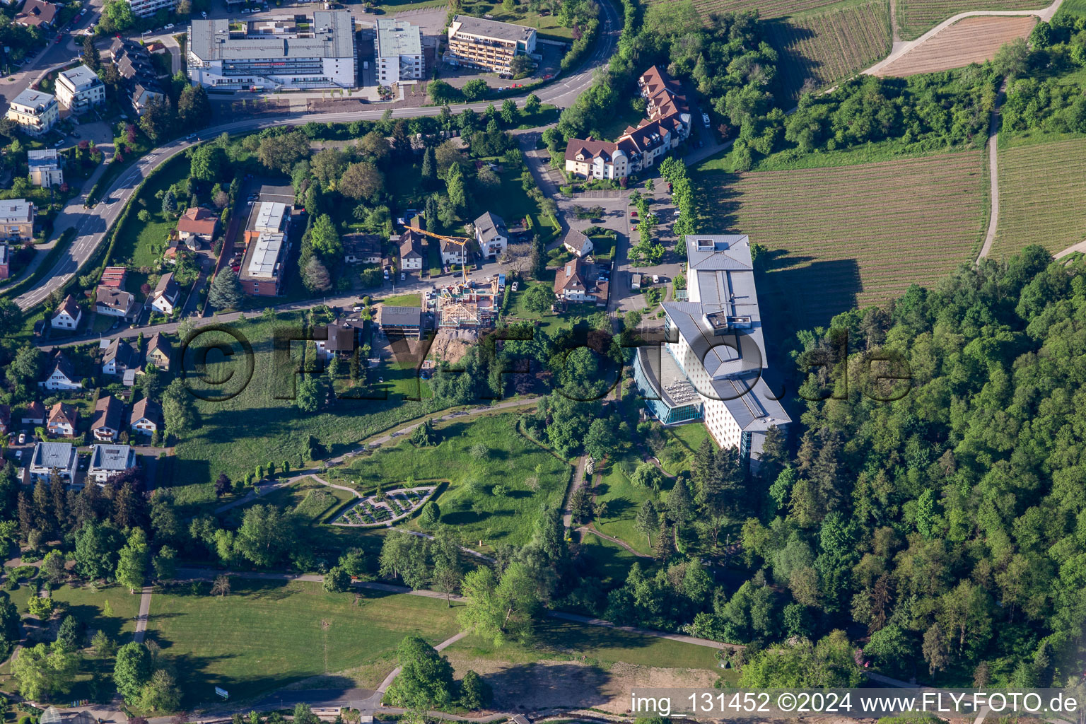 Vue aérienne de Jardin d'herbes aromatiques, parc thermal Bad Bergzabern à Bad Bergzabern dans le département Rhénanie-Palatinat, Allemagne