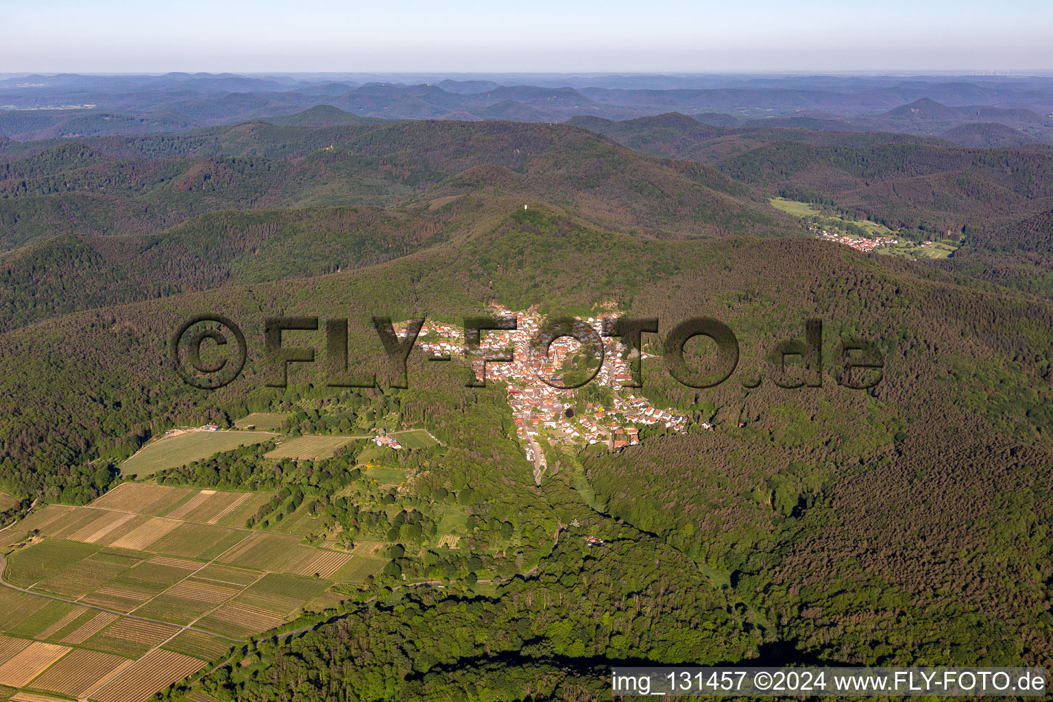 Vue aérienne de Caché dans la forêt du Palatinat à Dörrenbach dans le département Rhénanie-Palatinat, Allemagne