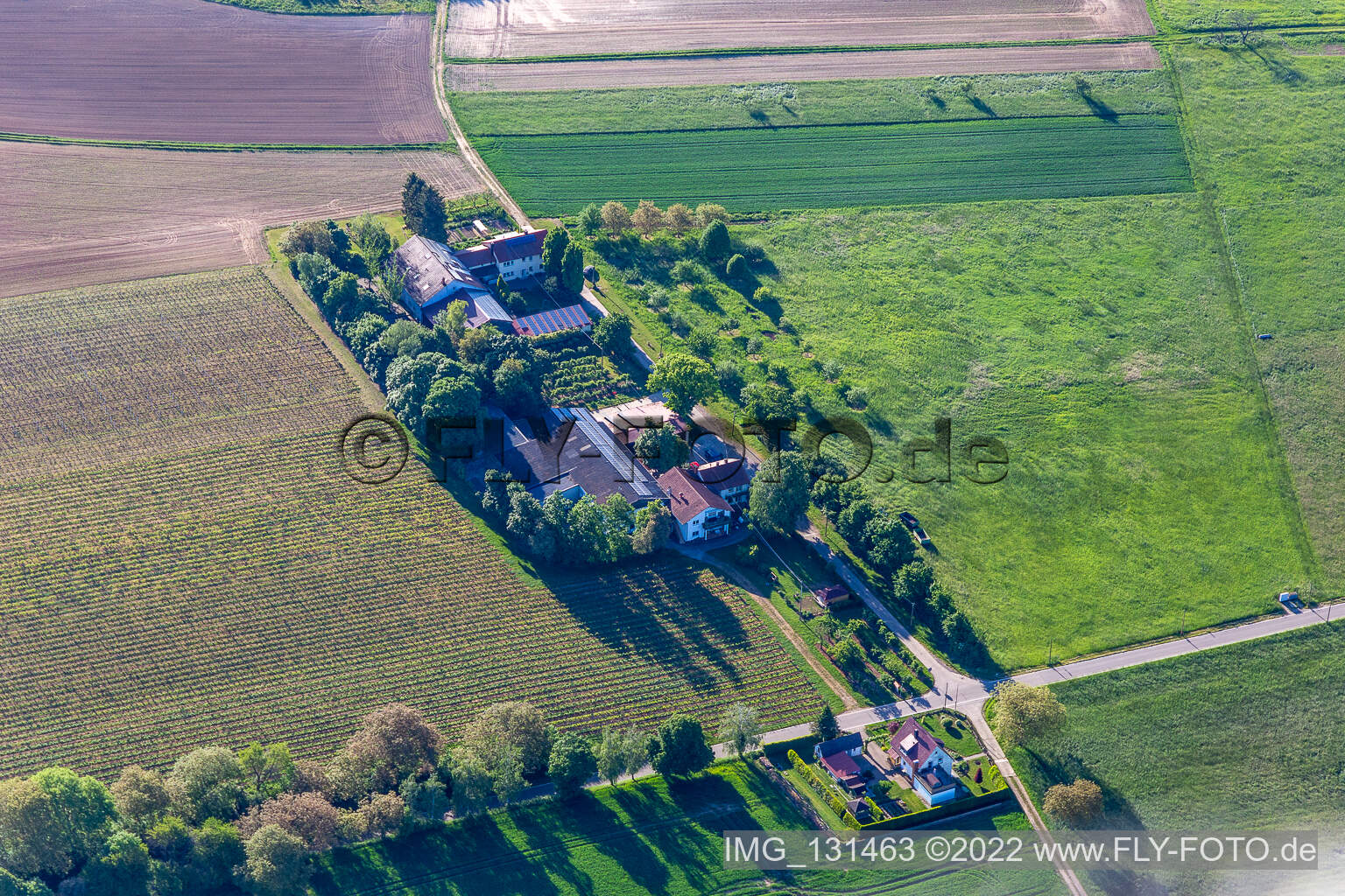 Vue aérienne de Appartements Eichenhof Weinstube Eichenhof à le quartier Deutschhof in Kapellen-Drusweiler dans le département Rhénanie-Palatinat, Allemagne