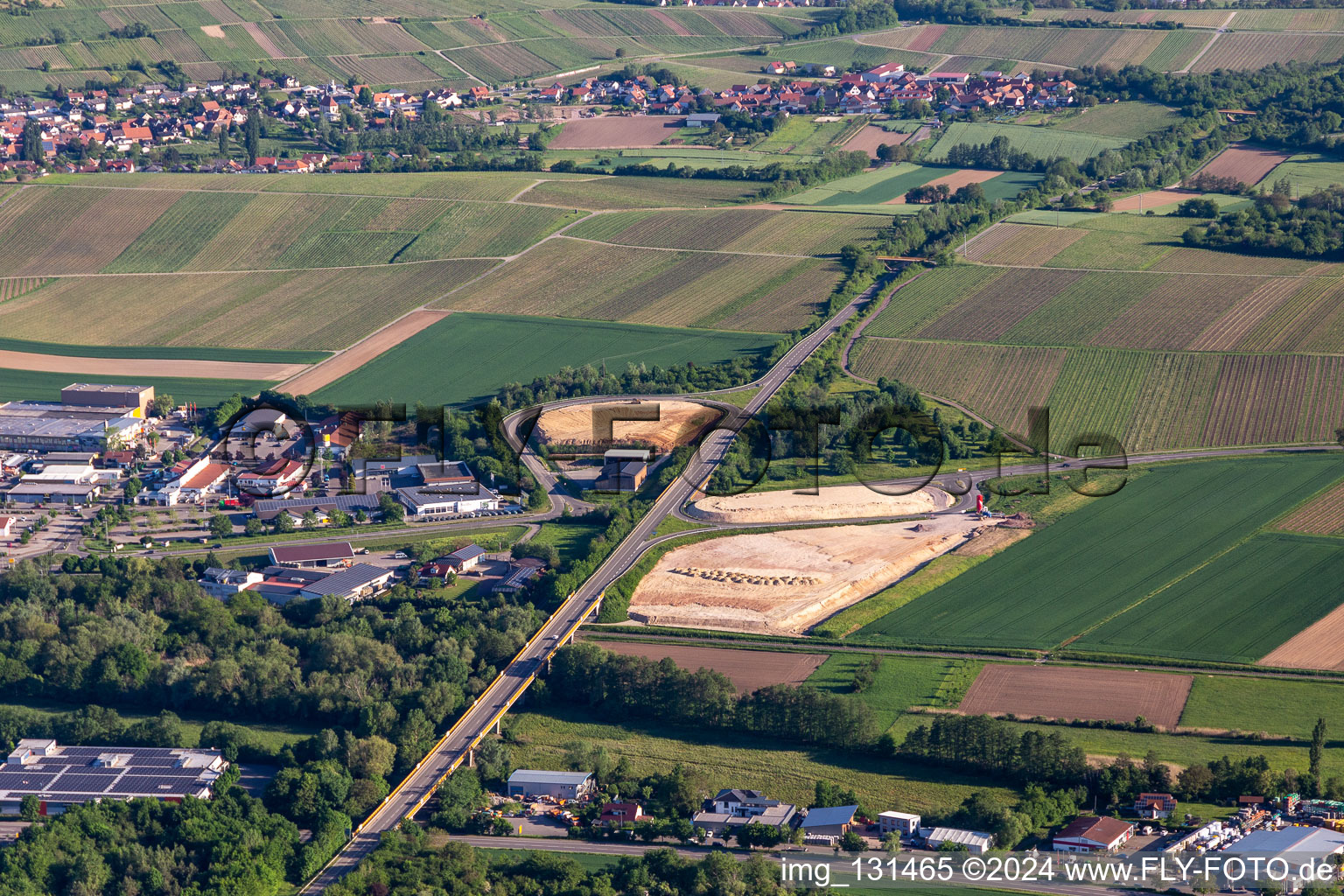 Vue aérienne de Intersection de l'autoroute fédérale B38/B48 à Pleisweiler-Oberhofen dans le département Rhénanie-Palatinat, Allemagne