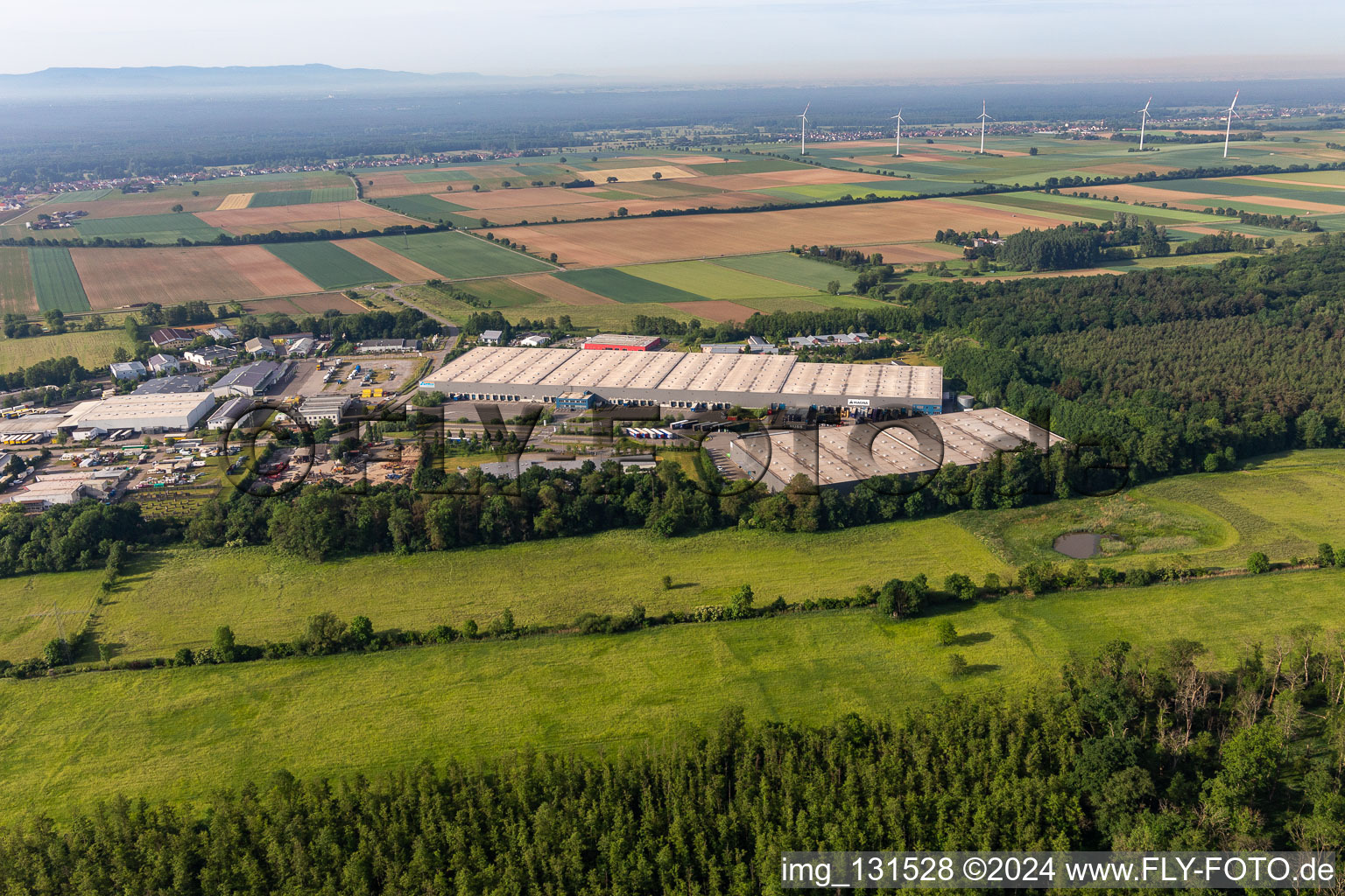 Vue aérienne de MAGNA Interiors GmbH - MLC Kandel dans la zone industrielle de Horst en Minderslachen à le quartier Minderslachen in Kandel dans le département Rhénanie-Palatinat, Allemagne