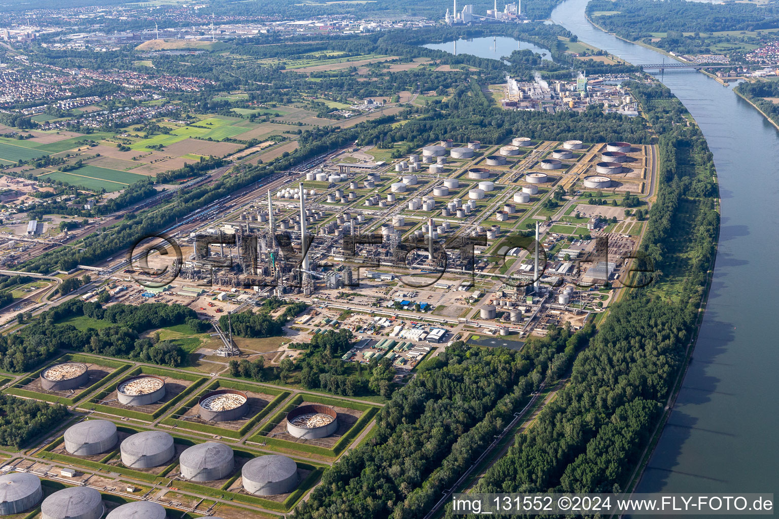 Vue aérienne de MiRO, raffinerie de pétrole du Rhin supérieur Karlsruhe à le quartier Knielingen in Karlsruhe dans le département Bade-Wurtemberg, Allemagne