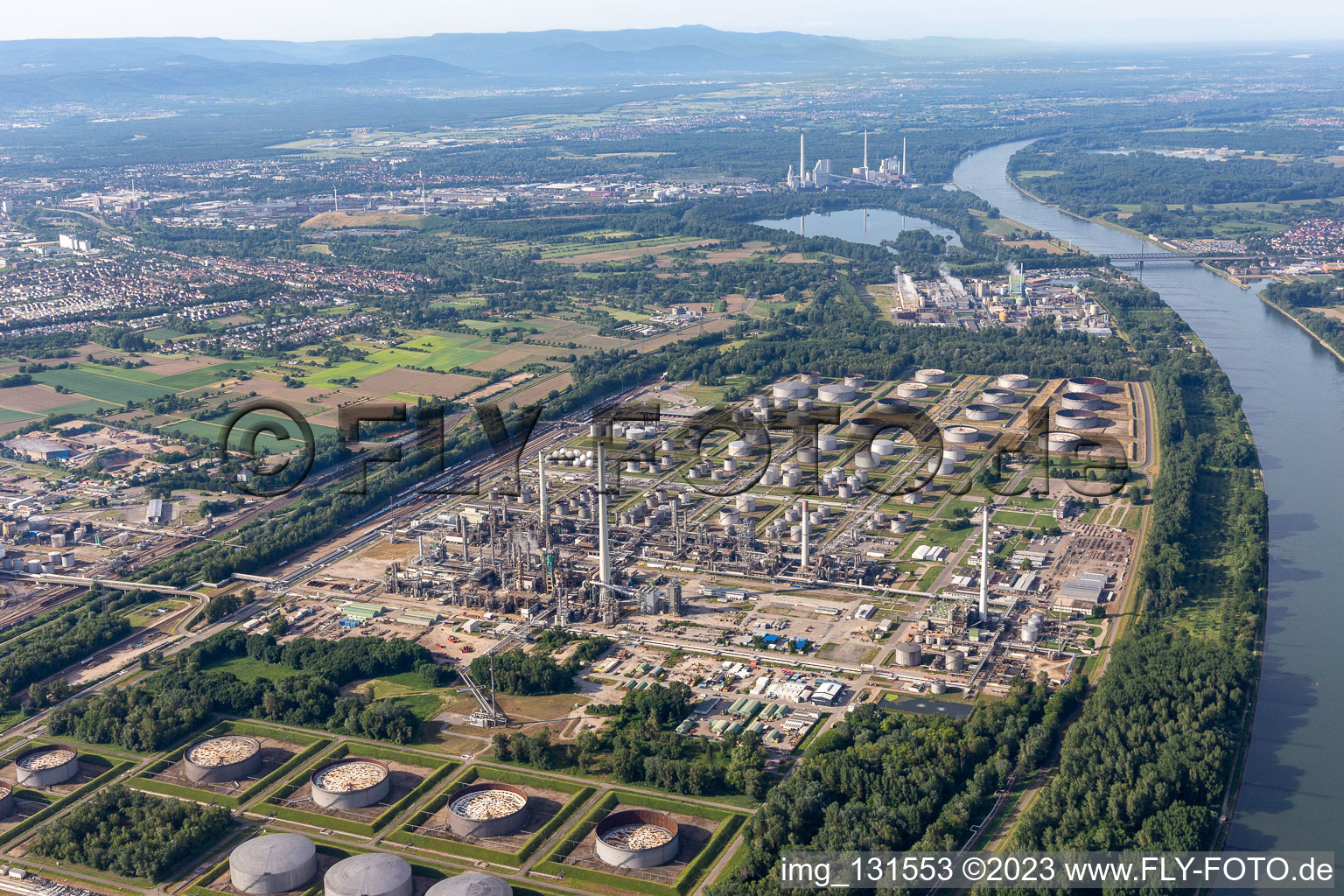 Vue aérienne de MiRO, raffinerie de pétrole du Rhin supérieur Karlsruhe à le quartier Knielingen in Karlsruhe dans le département Bade-Wurtemberg, Allemagne