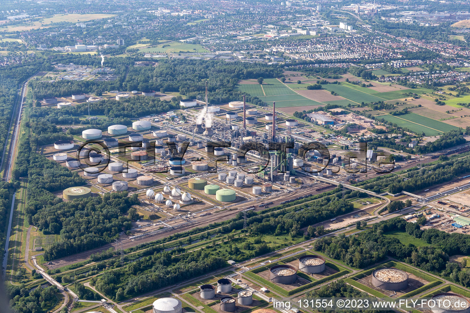 Photographie aérienne de MiRO, raffinerie de pétrole du Rhin supérieur Karlsruhe à le quartier Knielingen in Karlsruhe dans le département Bade-Wurtemberg, Allemagne