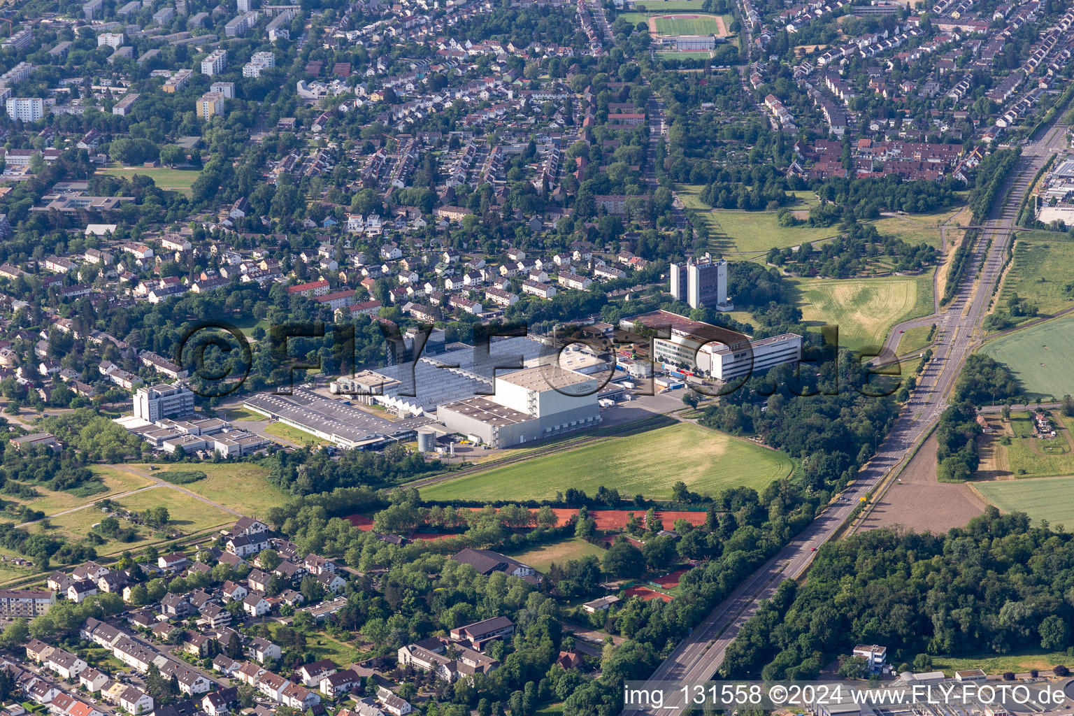 Vue aérienne de L'ORÉAL Production Germany GmbH & Co. KG à le quartier Nordweststadt in Karlsruhe dans le département Bade-Wurtemberg, Allemagne