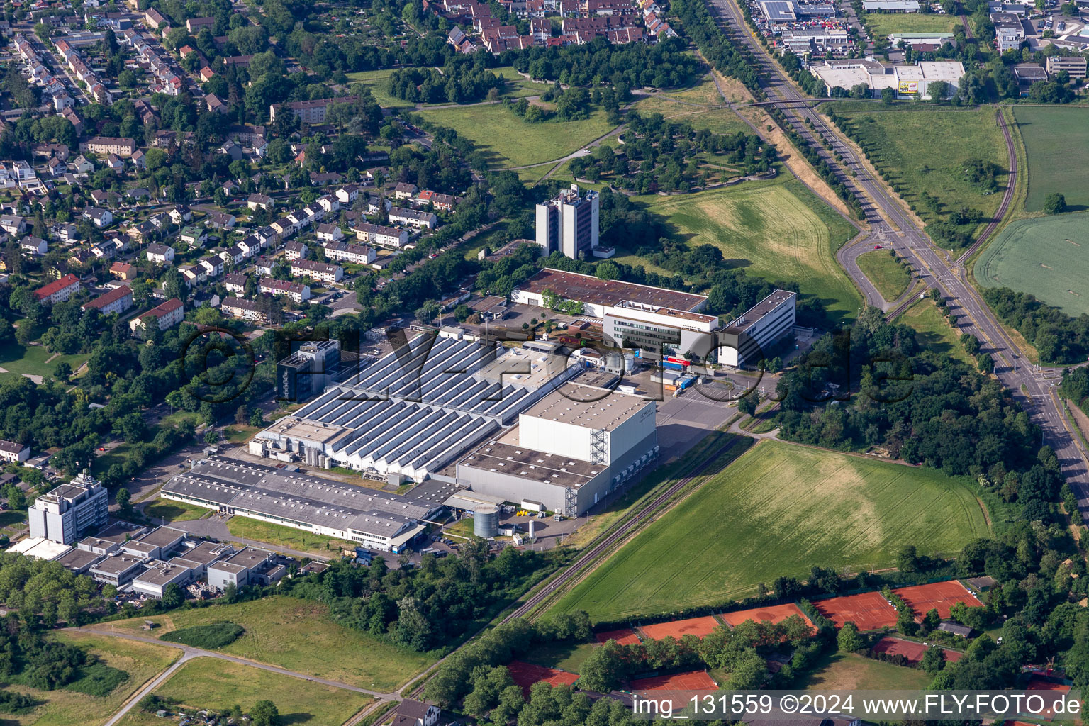 Vue aérienne de L'ORÉAL Production Germany GmbH & Co. KG à le quartier Nordweststadt in Karlsruhe dans le département Bade-Wurtemberg, Allemagne