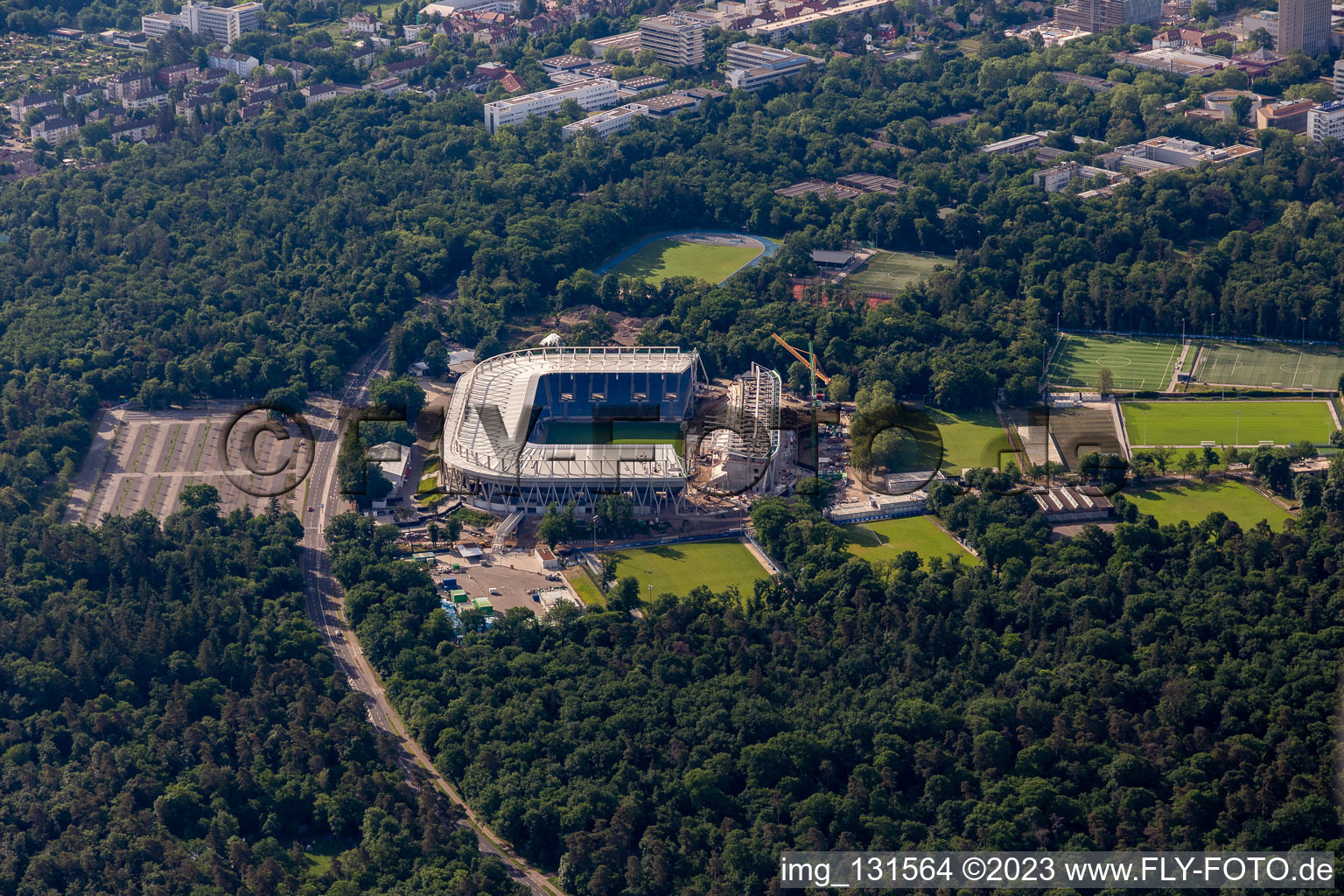 Vue aérienne de Chantier de construction du nouveau stade du Karlsruher Sport-Club GmbH & Co. KGaA à le quartier Innenstadt-Ost in Karlsruhe dans le département Bade-Wurtemberg, Allemagne