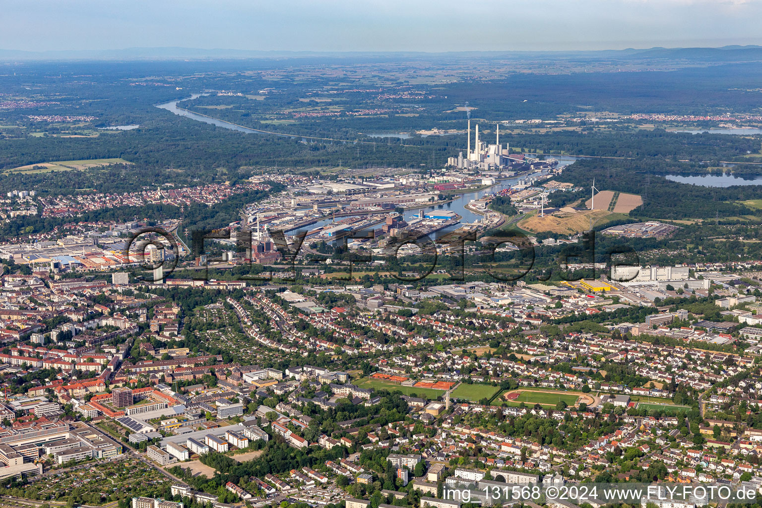 Vue aérienne de Port du Rhin à le quartier Mühlburg in Karlsruhe dans le département Bade-Wurtemberg, Allemagne