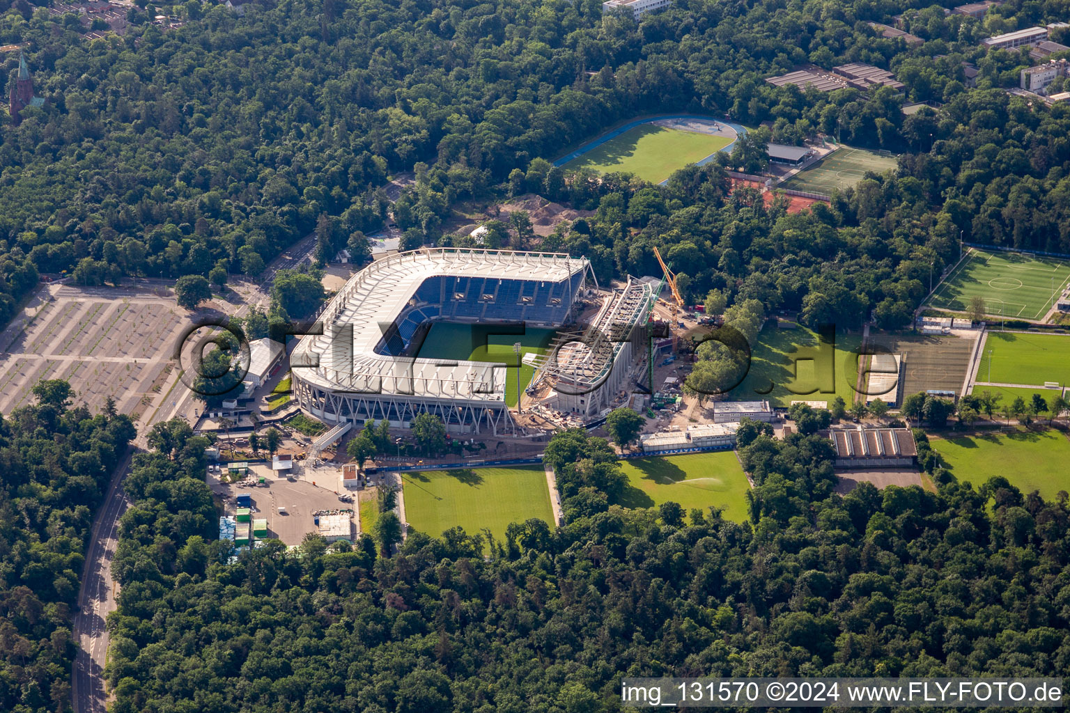 Vue aérienne de Chantier de construction du nouveau stade du Karlsruher Sport-Club GmbH & Co. KGaA à le quartier Innenstadt-Ost in Karlsruhe dans le département Bade-Wurtemberg, Allemagne