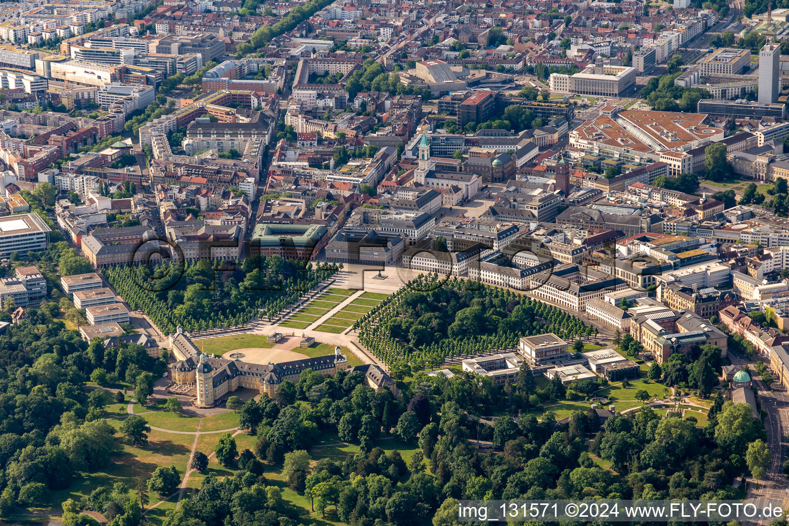 Vue aérienne de Jardin du château à le quartier Innenstadt-West in Karlsruhe dans le département Bade-Wurtemberg, Allemagne