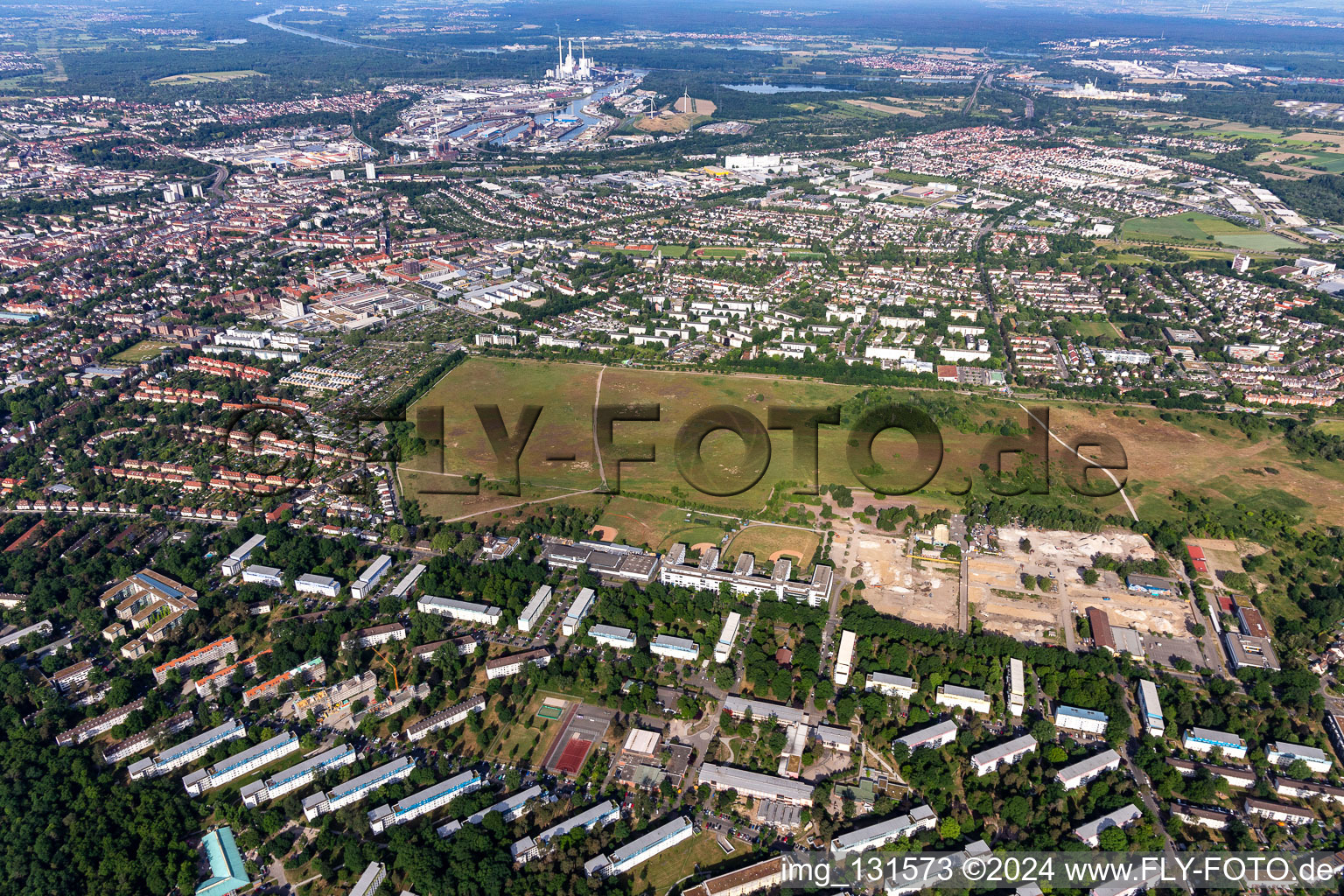 Vue aérienne de Ancien aérodrome à le quartier Nordstadt in Karlsruhe dans le département Bade-Wurtemberg, Allemagne